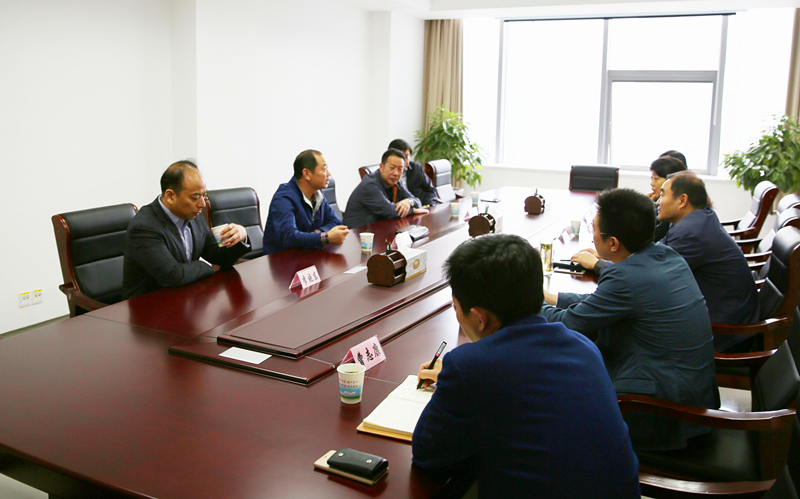 市财政局副局长吴启飞参加对接交流会.