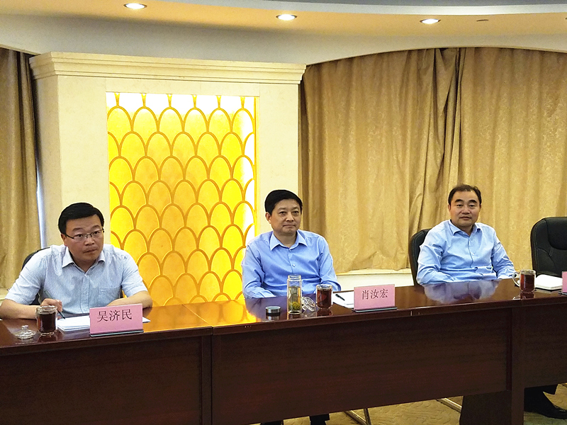 市财政局局长肖汝宏,副局长吴启飞带队.